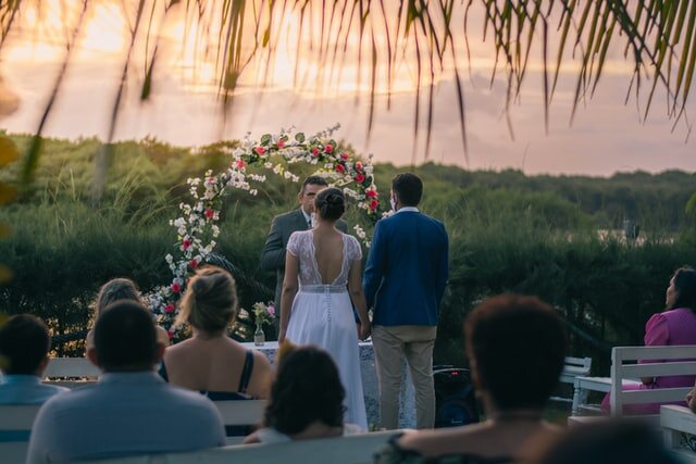 To avoid the highest temperatures on your big day, organize an evening ceremony.