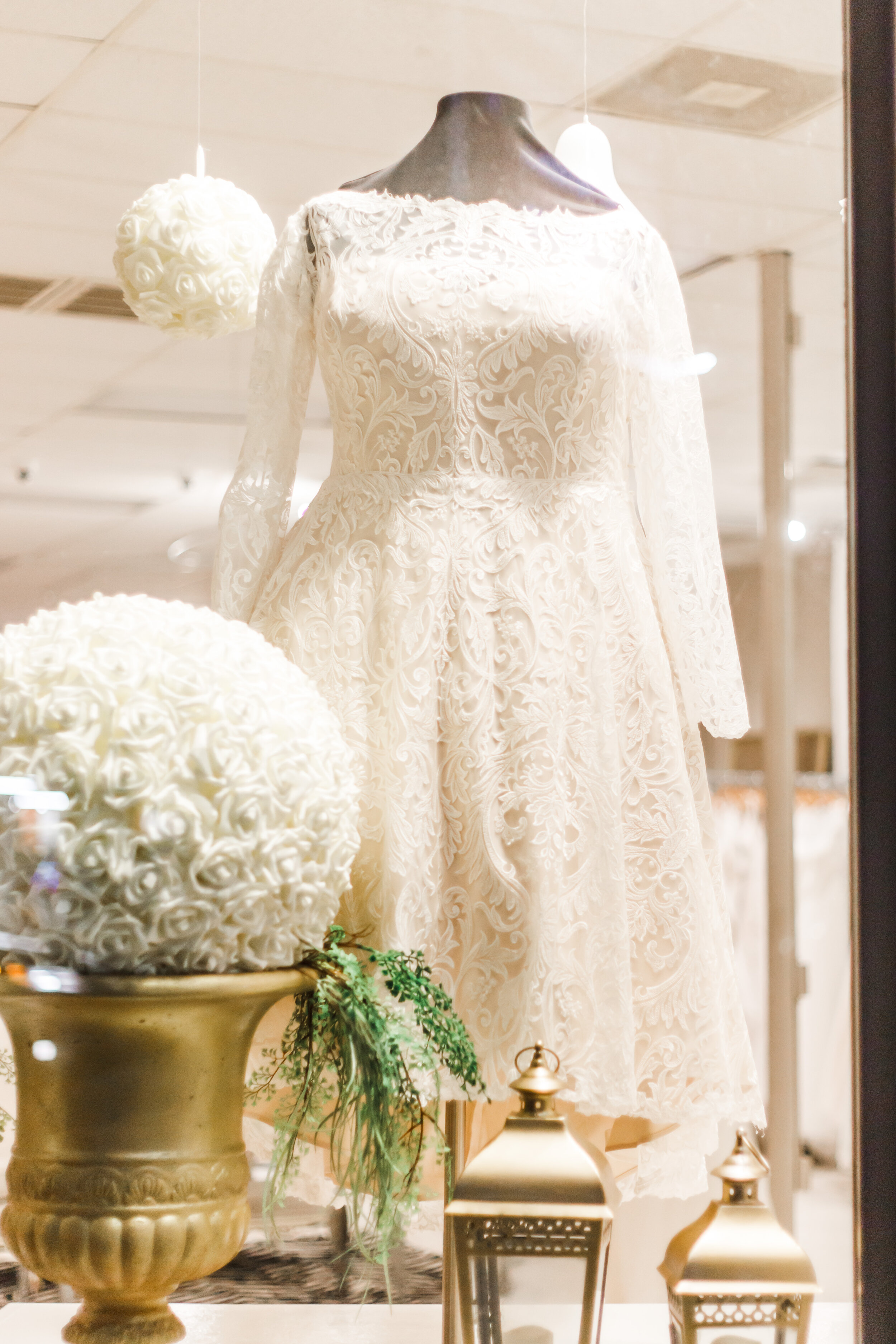 white-and-gold-wedding-decor.jpg