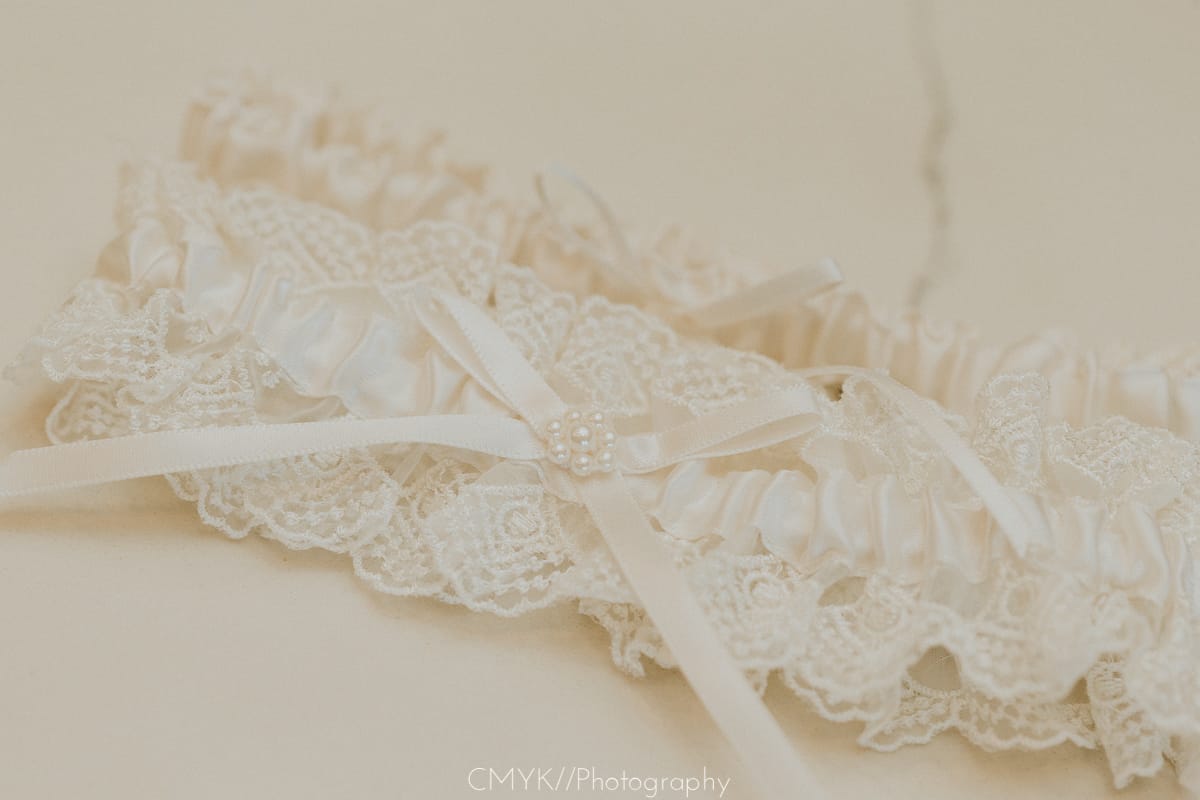 Do People Still Toss the Bouquet and Garter at Weddings?